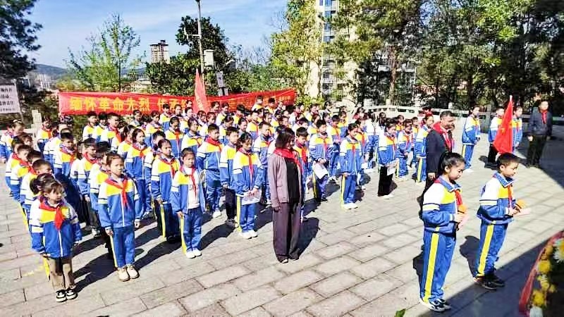 缅怀革命先烈 传承红色基因