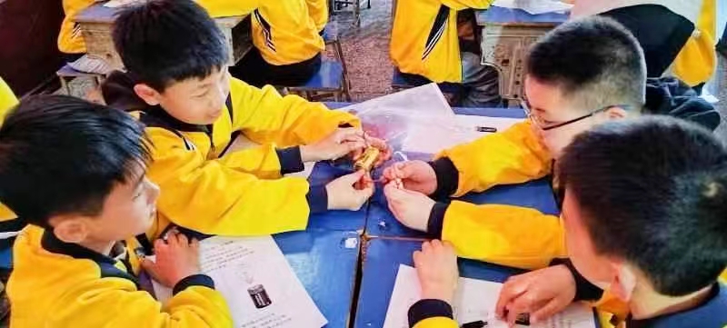 培养科学兴趣，点燃科学梦想