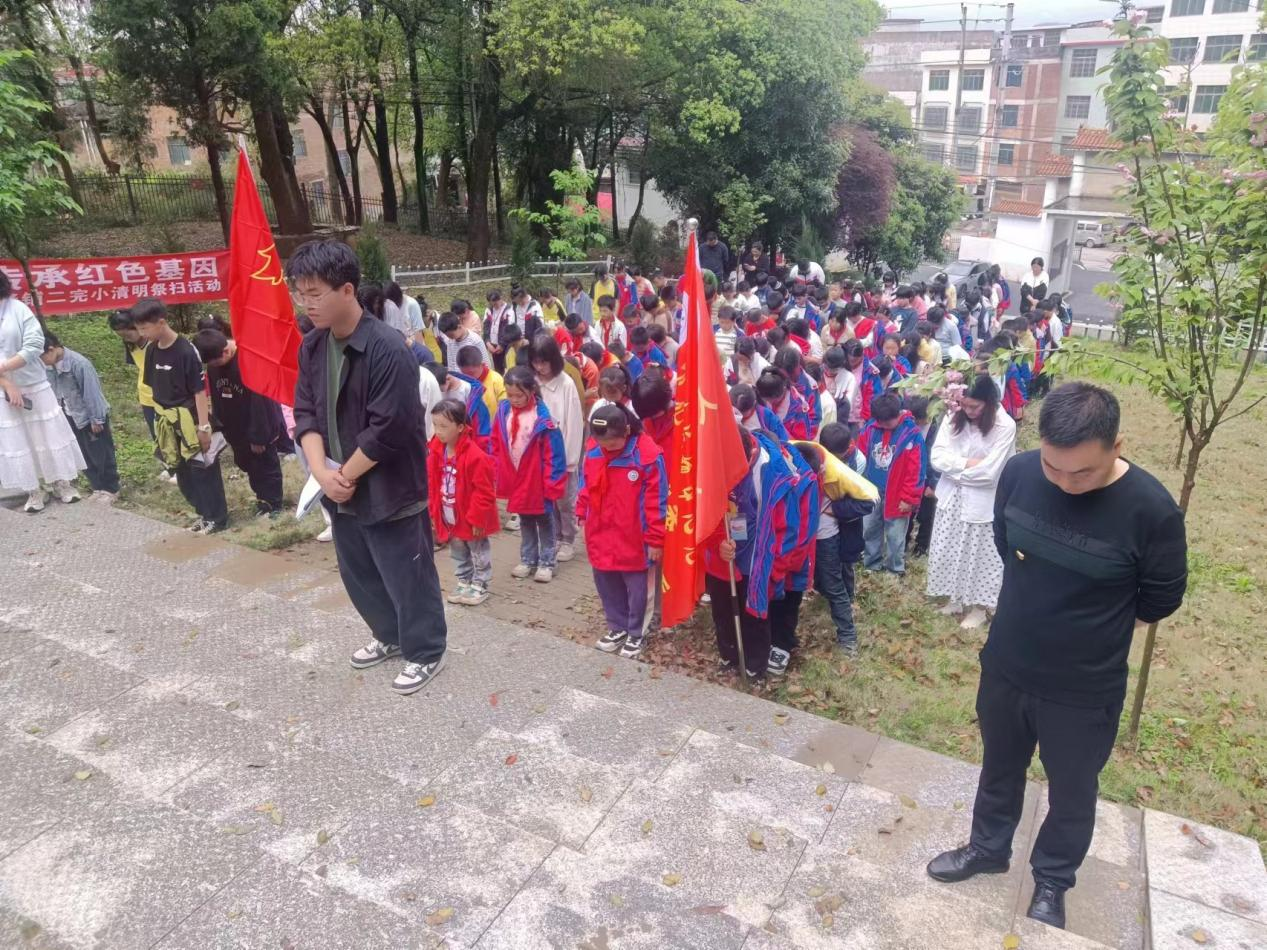 下花桥镇中心完小清明祭英烈活动