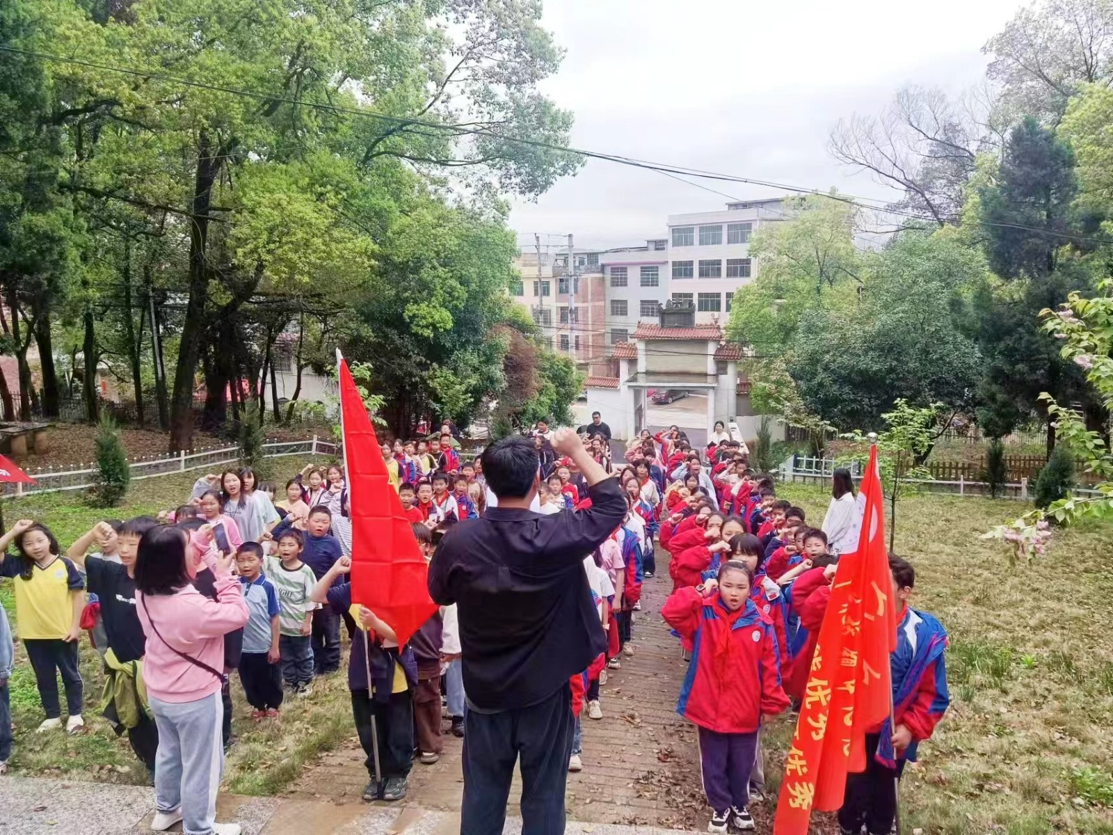 下花桥镇中心完小清明祭英烈活动