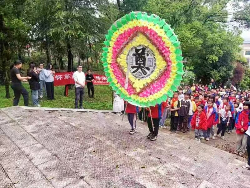 下花桥镇中心完小清明祭英烈活动