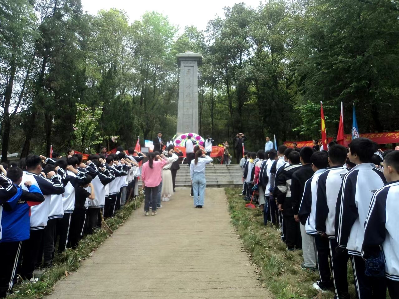 “追寻红色记忆 .弘扬革命精神”主题党日活动隆重举行           