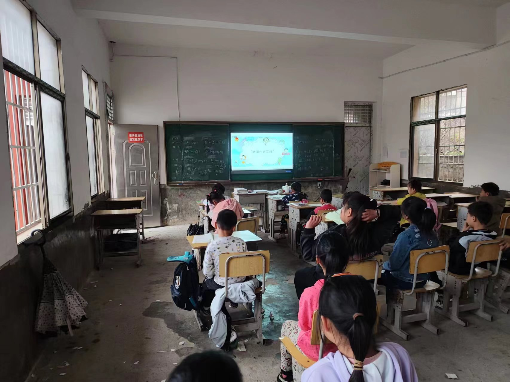 增强防溺意识：花样年华，别为溺水停下。