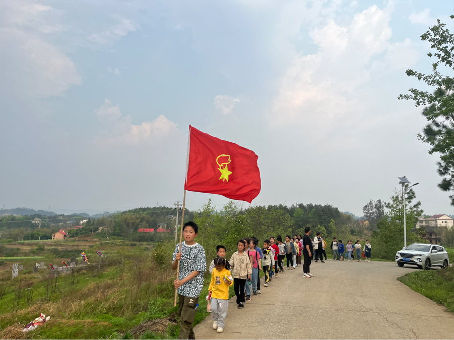缅怀革命先烈 传承爱国精神