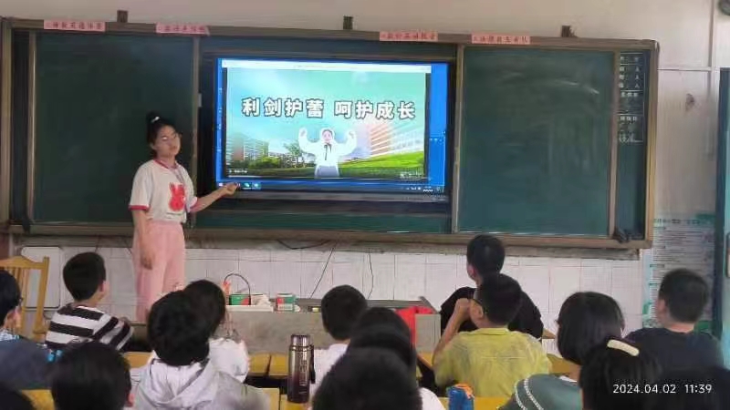 武冈市红星小学组织学生观看防性侵主题教育片