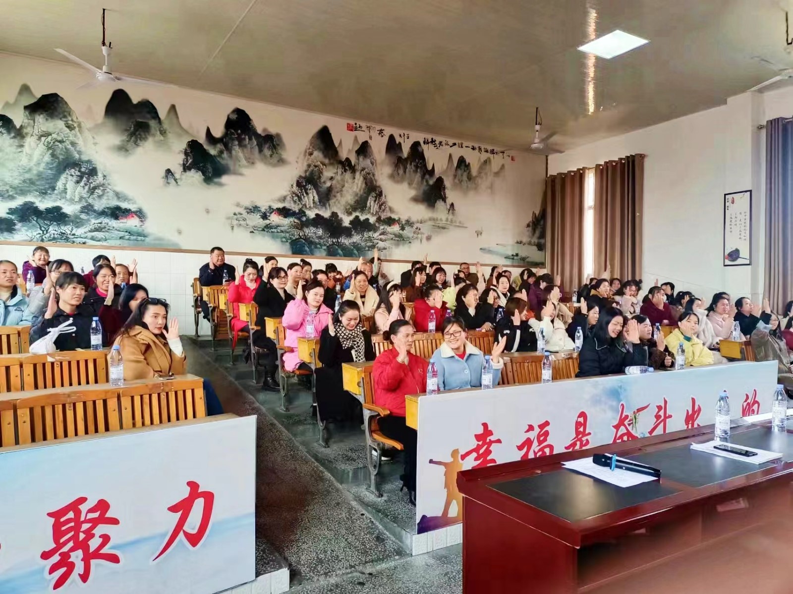 红星小学召开“利剑护蕾、守护成长”家长会