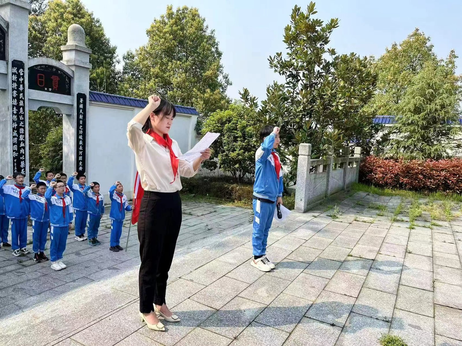 高沙镇中心小学开展清明扫墓祭英烈活动