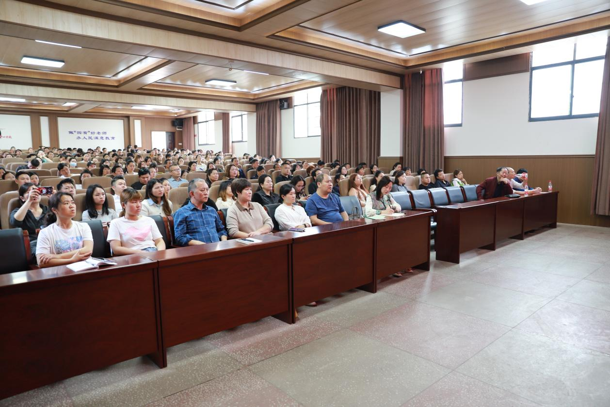 城区二小家长学校如期开课