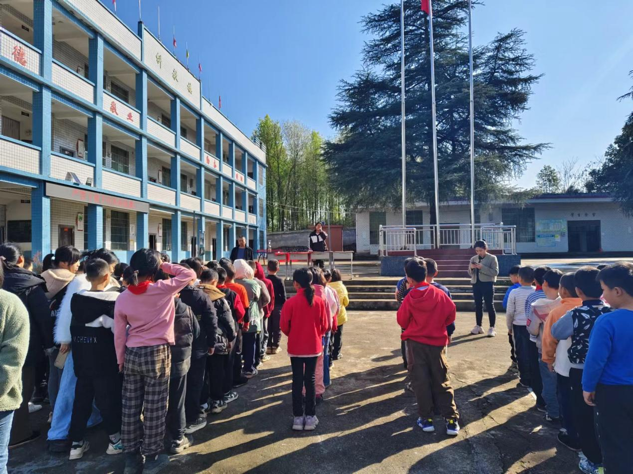 预防溺水  平安成长