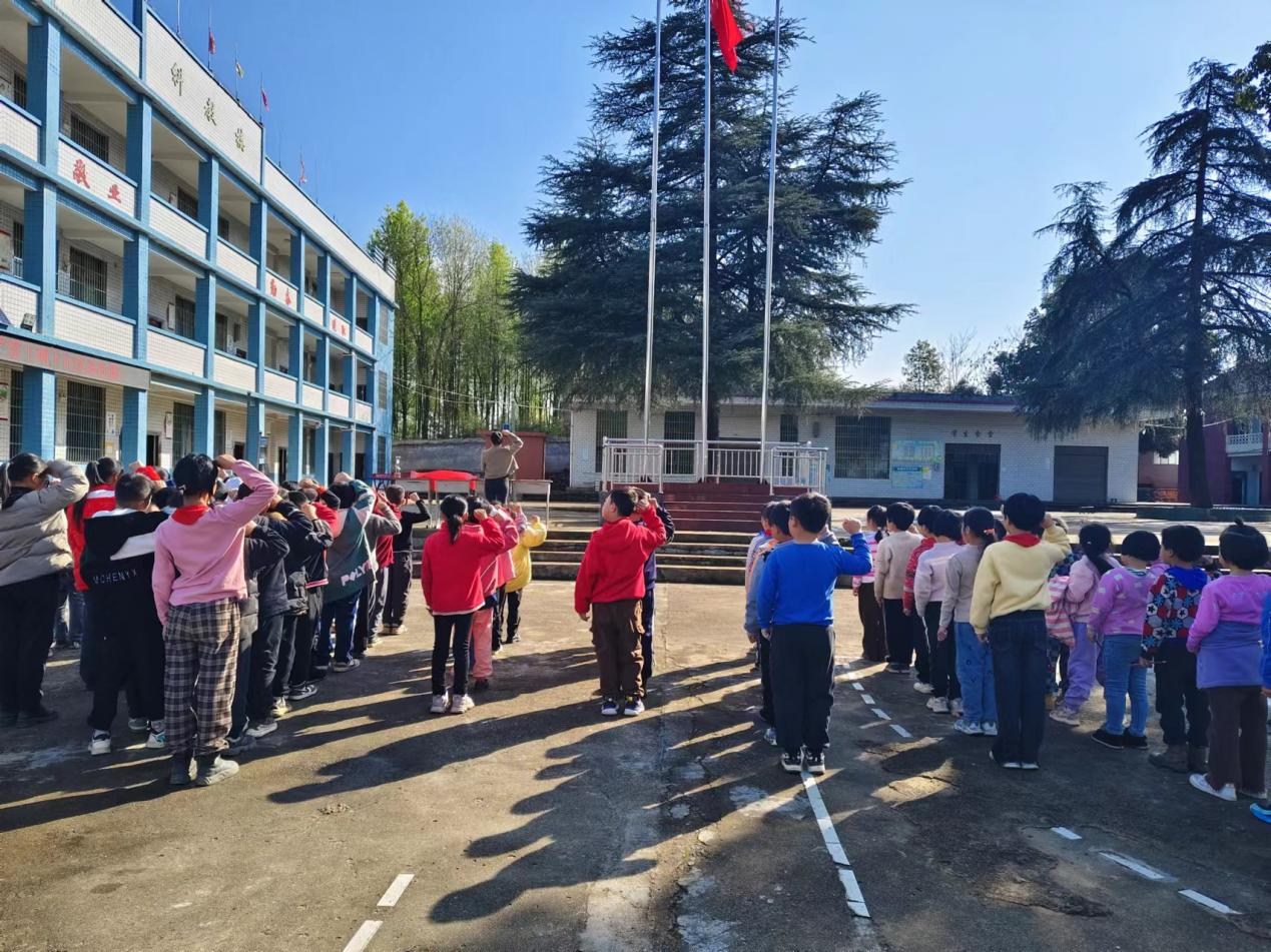 预防溺水  平安成长