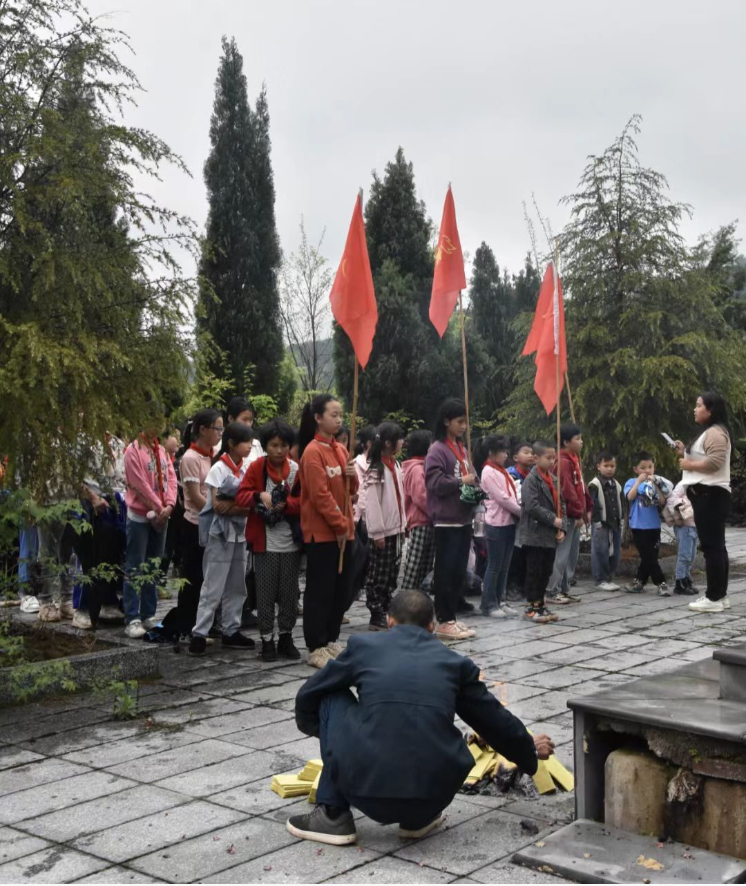 清明祭英烈   丰碑励童心