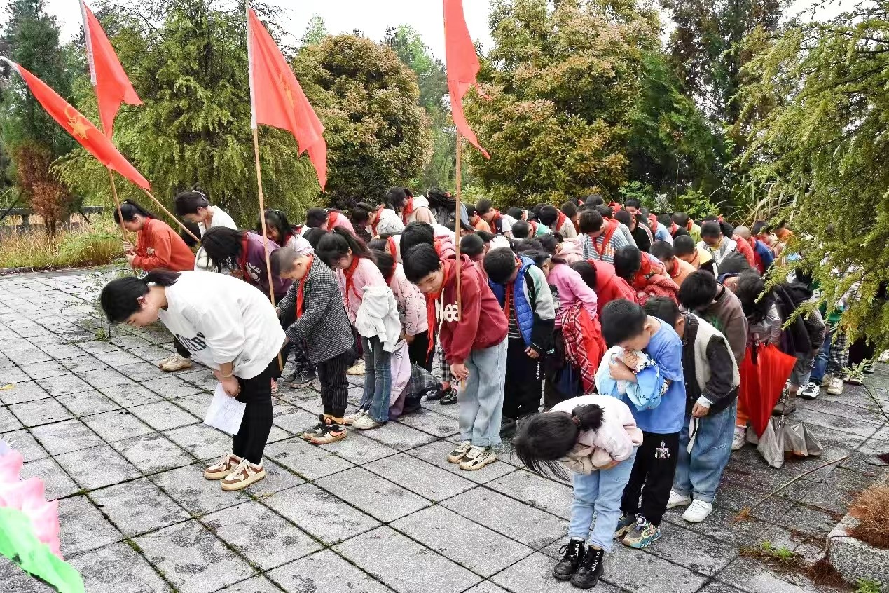 清明祭英烈   丰碑励童心