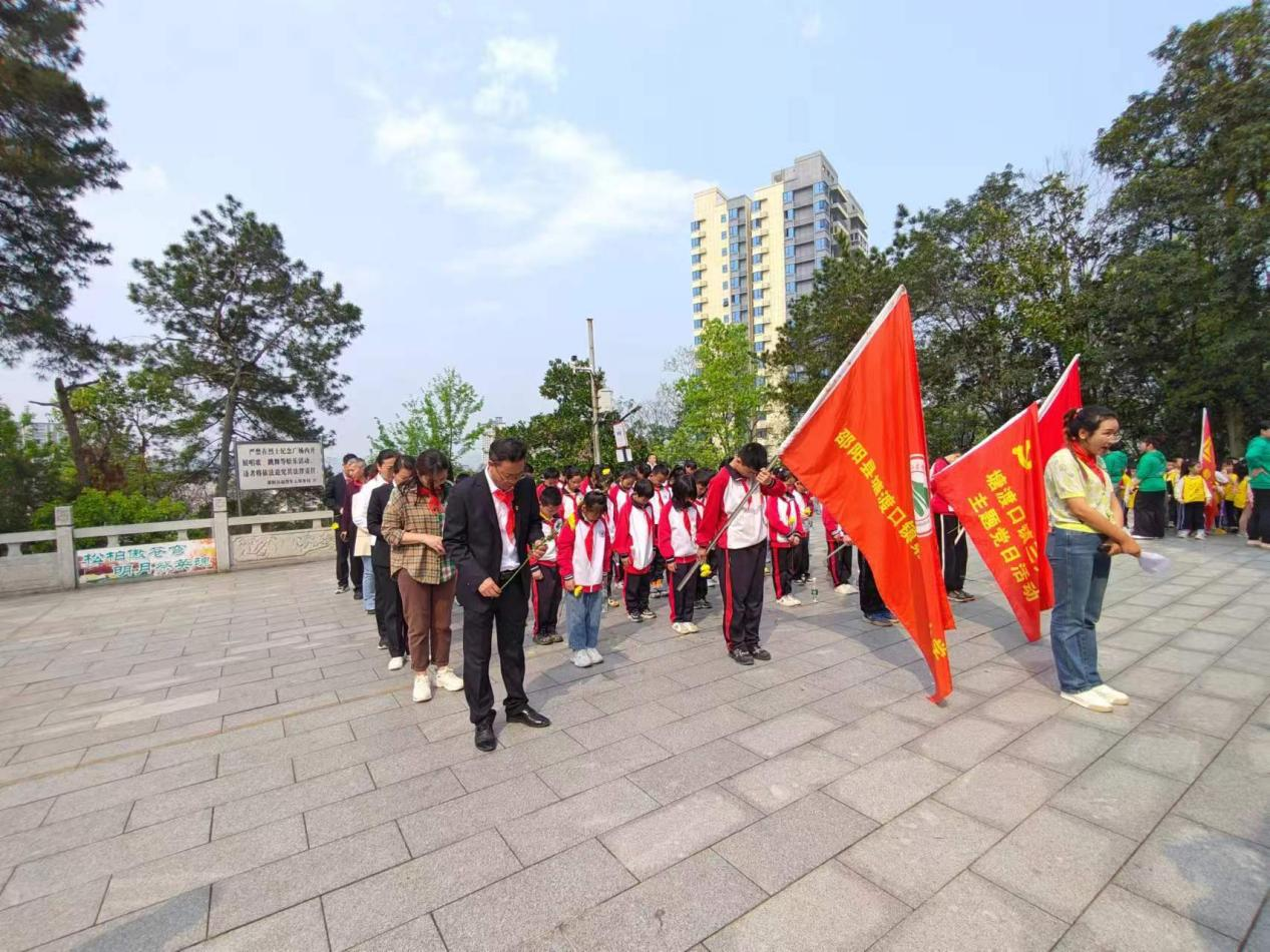 “缅怀革命先烈 传承革命精神”