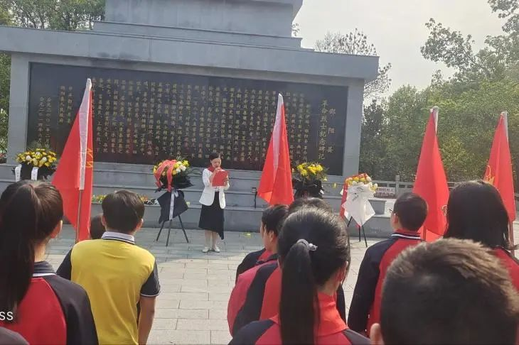 缅怀先烈志，共铸中华魂