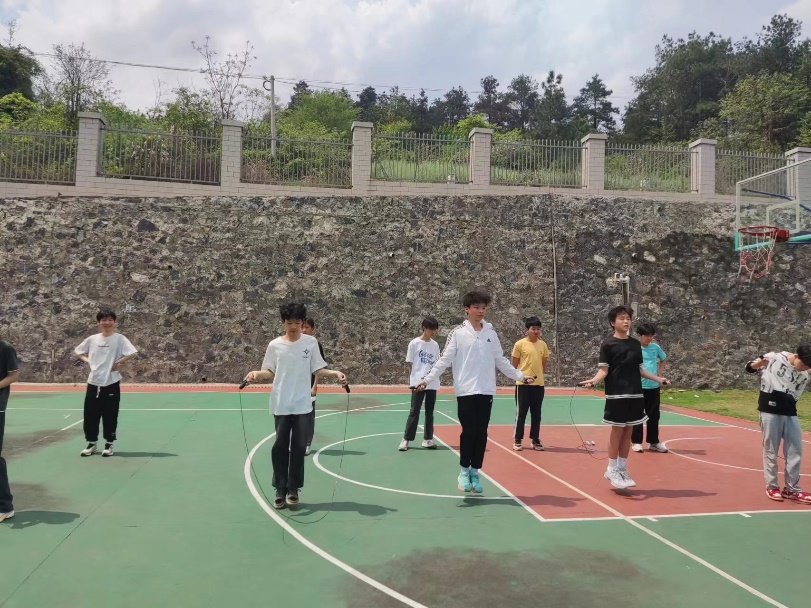 厉兵秣马迎中考 模拟体考试锋芒