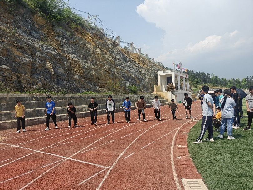 厉兵秣马迎中考 模拟体考试锋芒