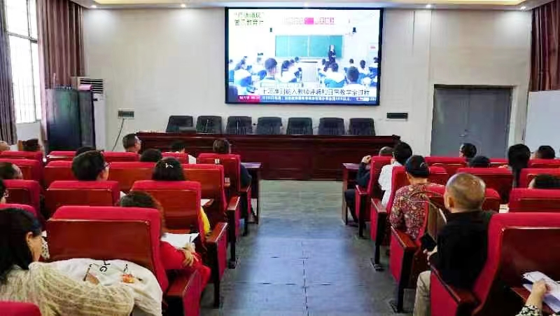 坚守师德，行稳致远