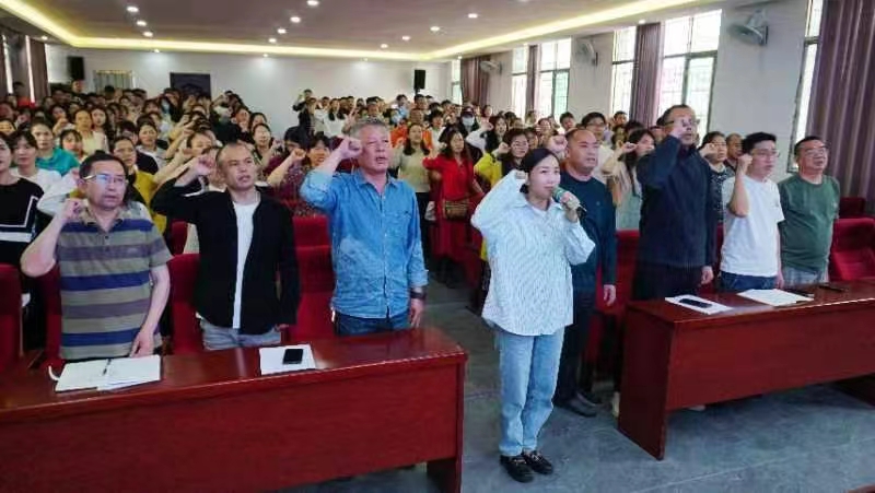 坚守师德，行稳致远