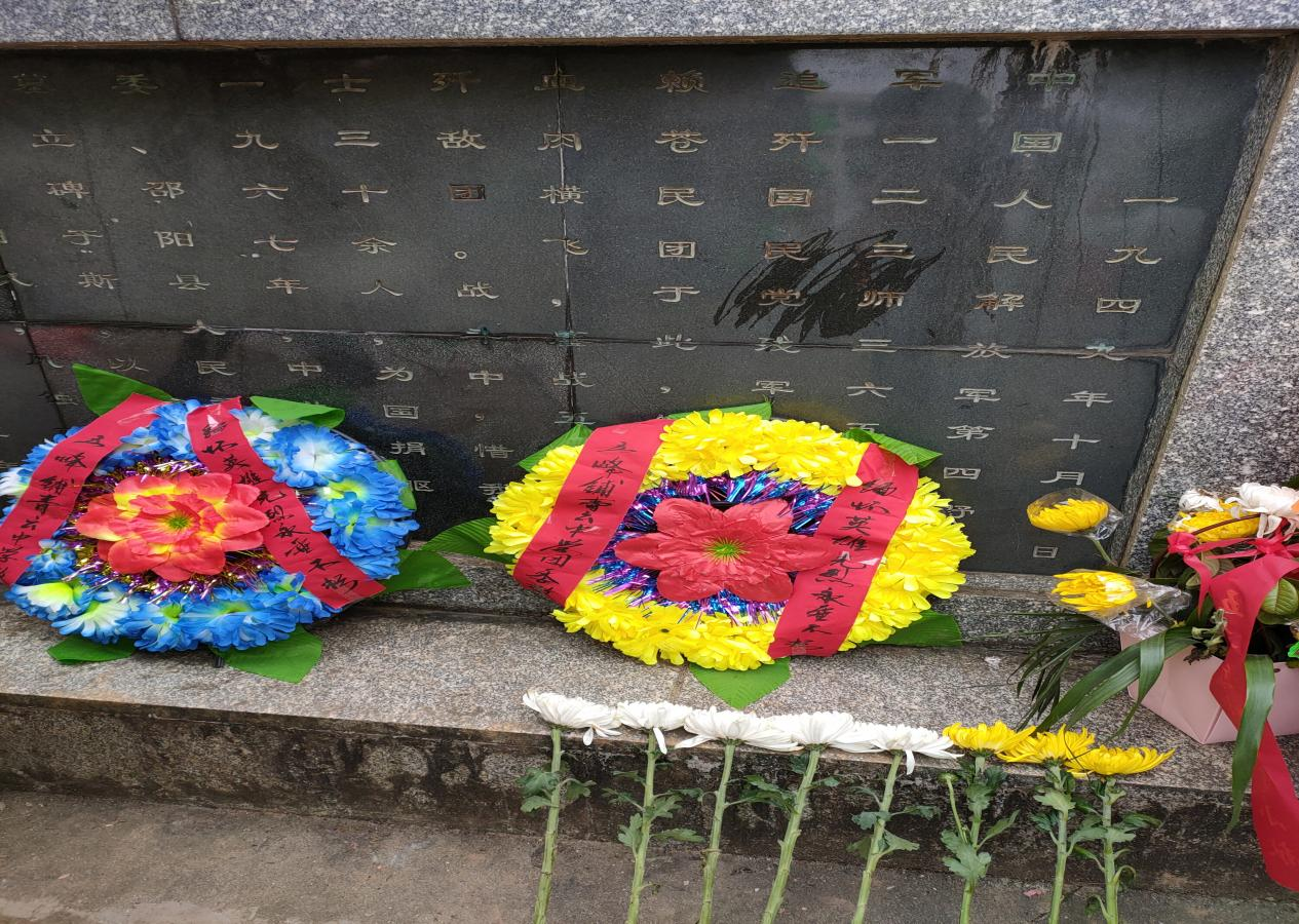 青云中学团员祭扫五龙岭烈士陵园