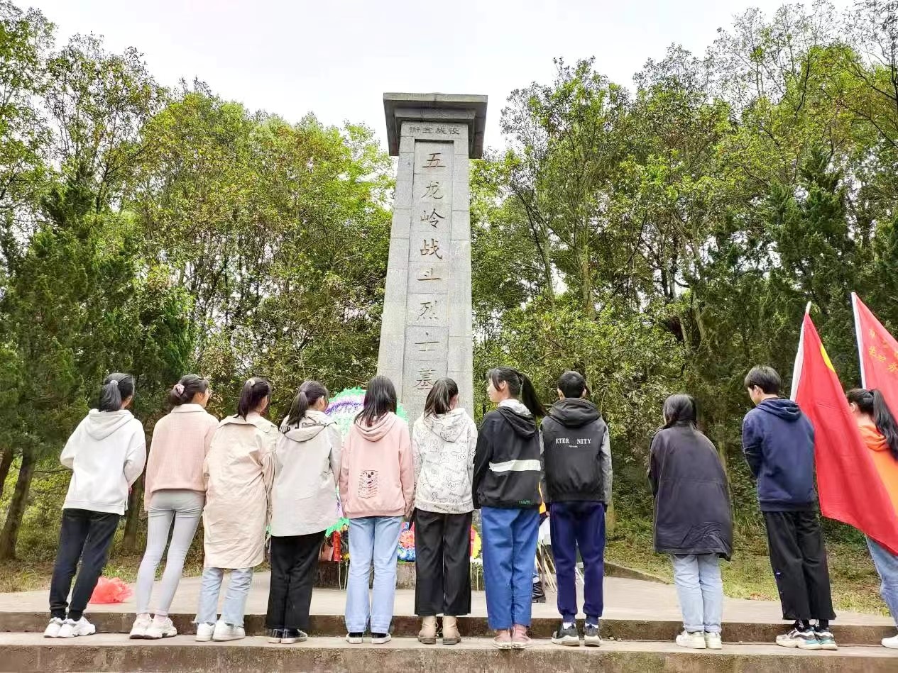 青云中学团员祭扫五龙岭烈士陵园