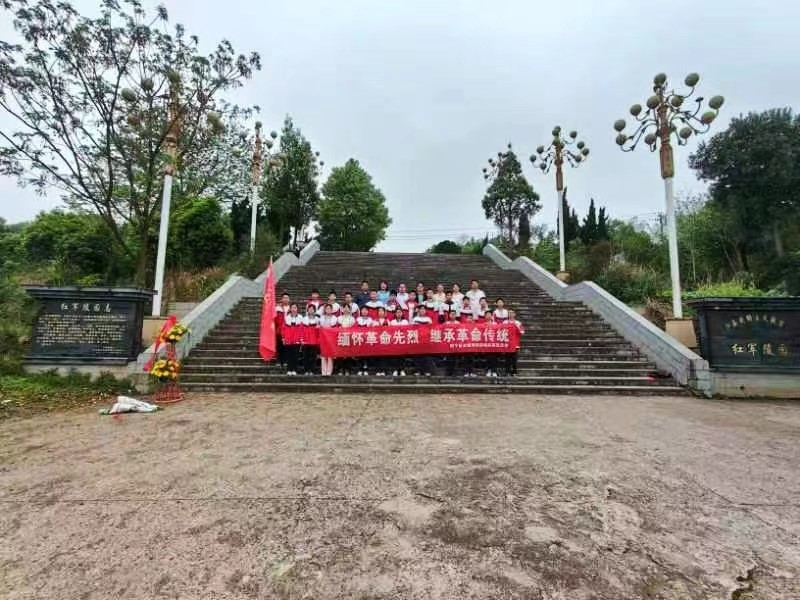 缅怀革命先烈，继承革命传统