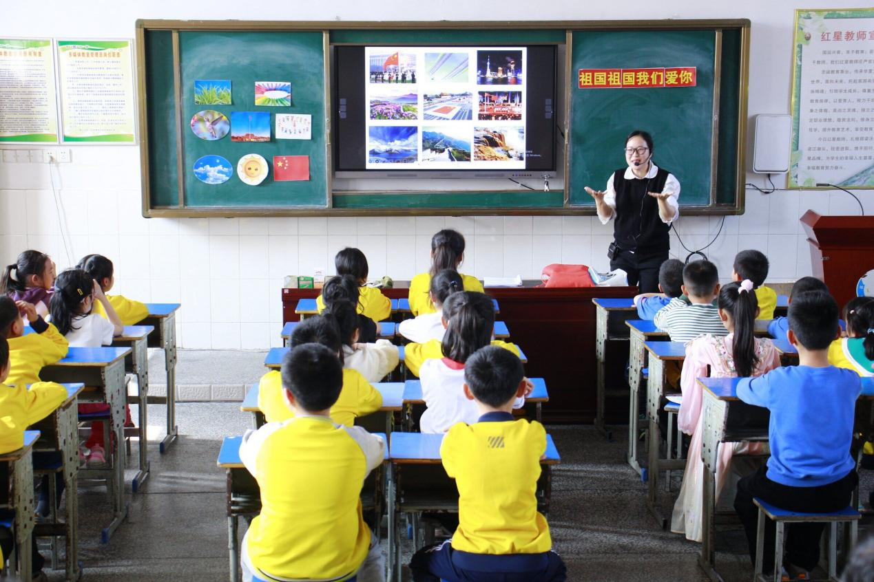 音乐课堂展风采，示范引领促成长