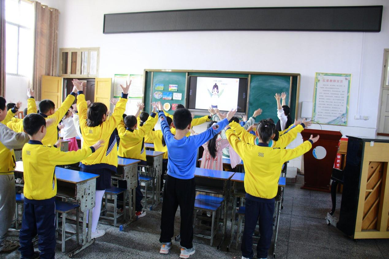 音乐课堂展风采，示范引领促成长