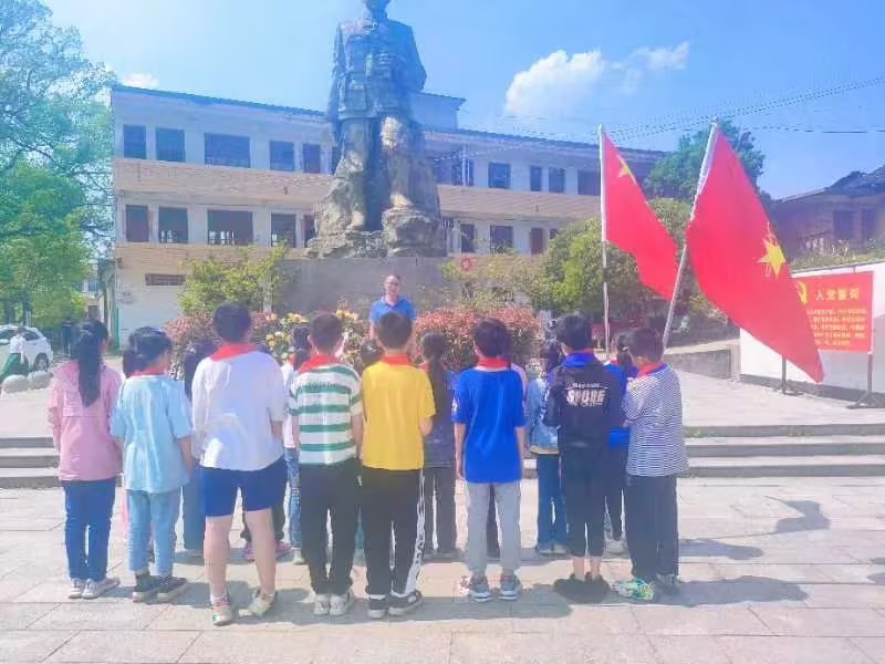 万塘中心小学开展清明“祭英烈”活动