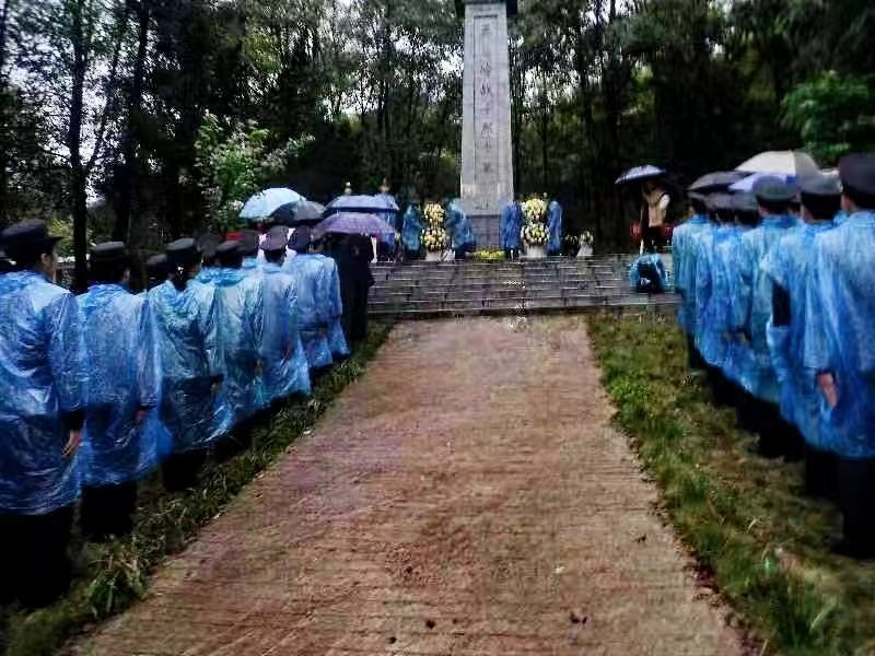 邵阳县第二高级中学国防班别样的清明祭扫活动