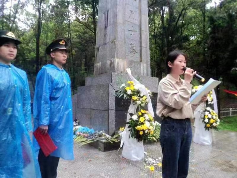邵阳县第二高级中学国防班别样的清明祭扫活动