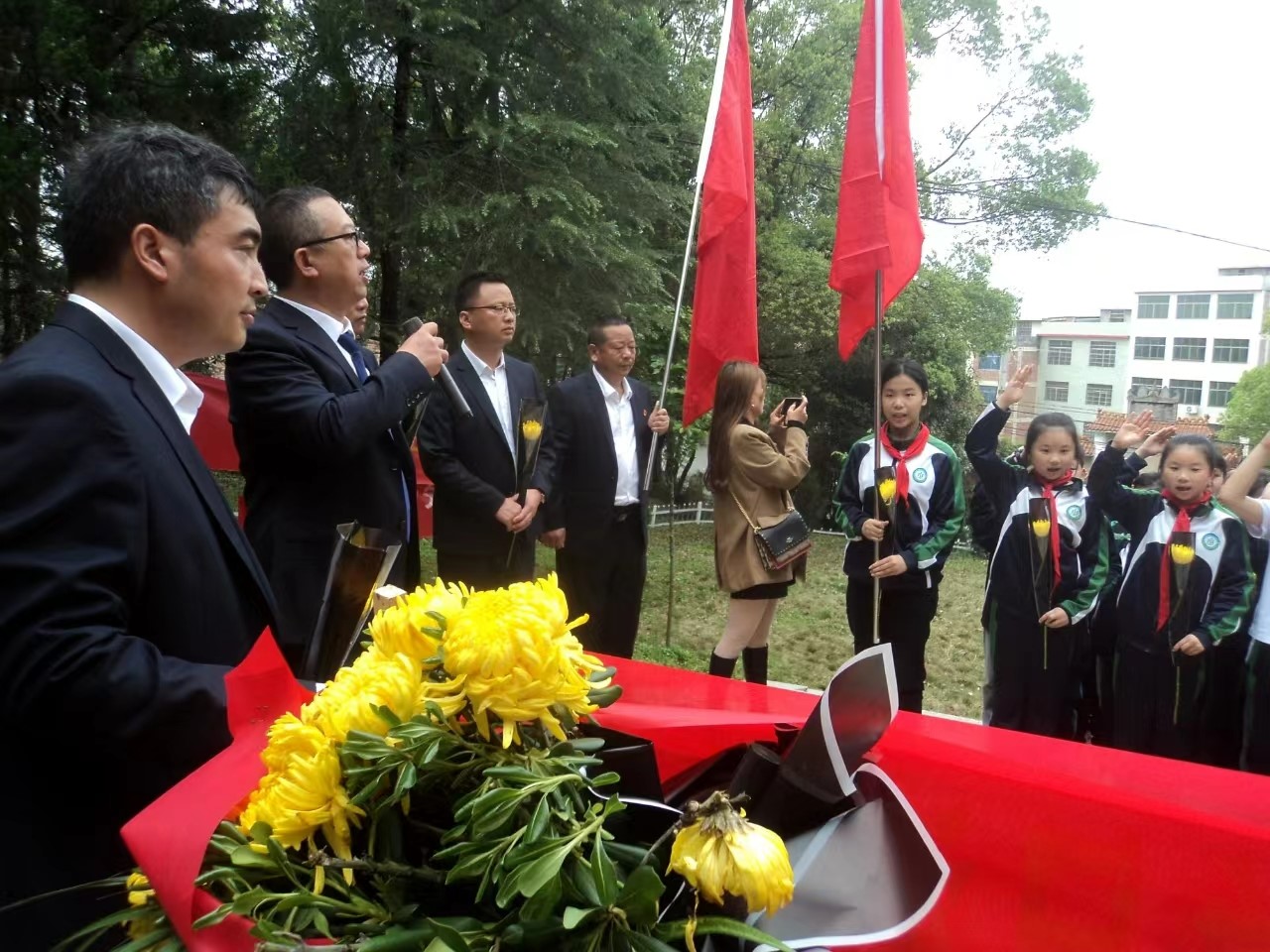 “缅怀革命先烈，追寻红色基因”倾情祭英烈活动