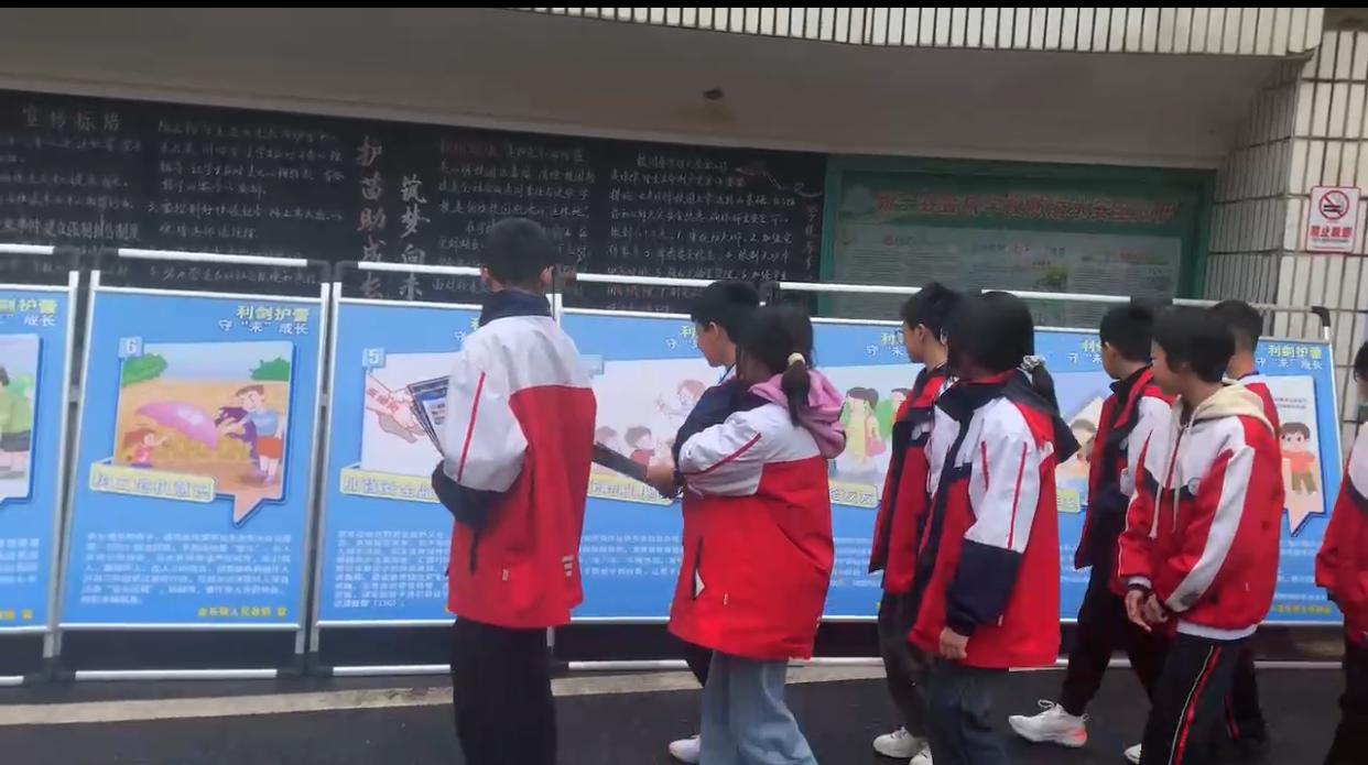 法制宣传进校园  护航安全助成长