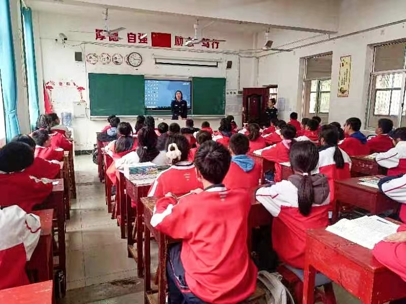 法制宣传进校园  护航安全助成长