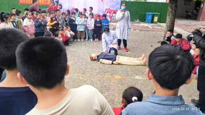 红星小学开展防溺水应急施救演练