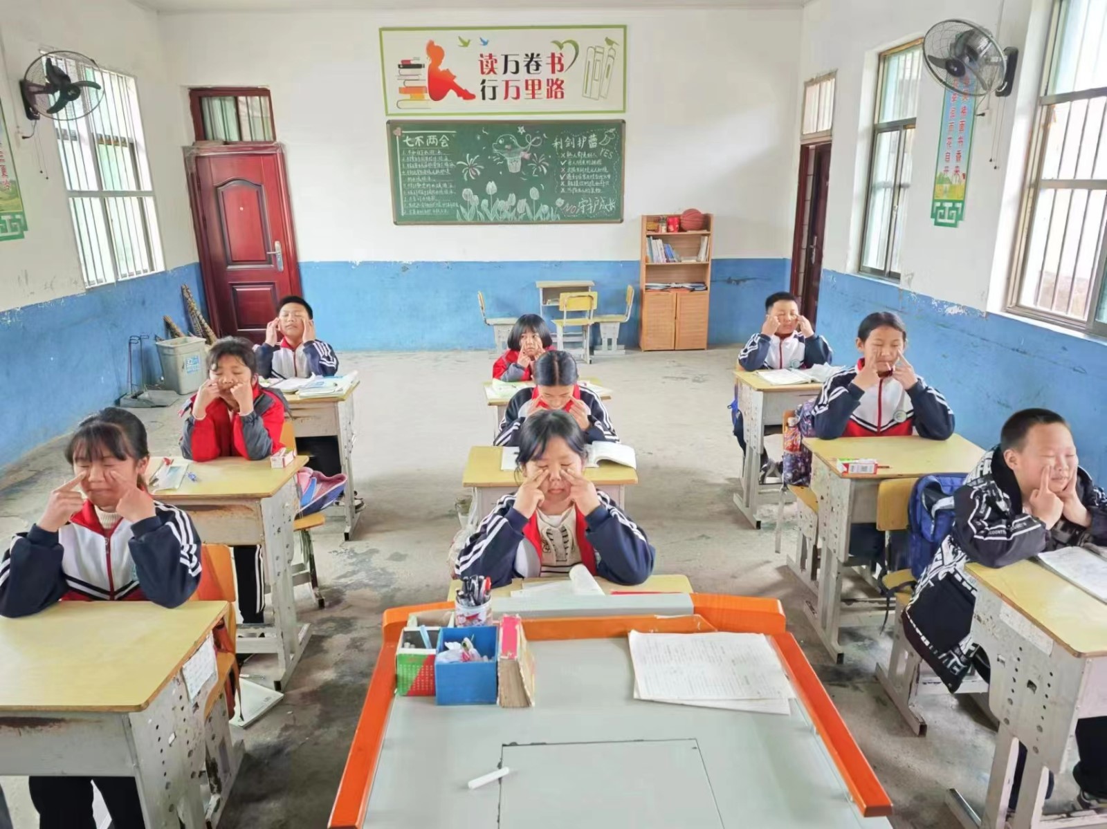 “减少近视，共守光明”