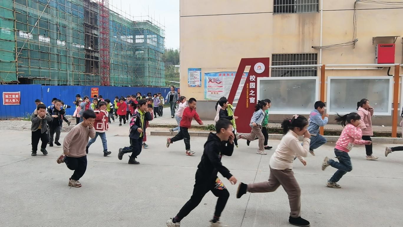 蔡桥乡中心完全小学开展防火应急疏散演练