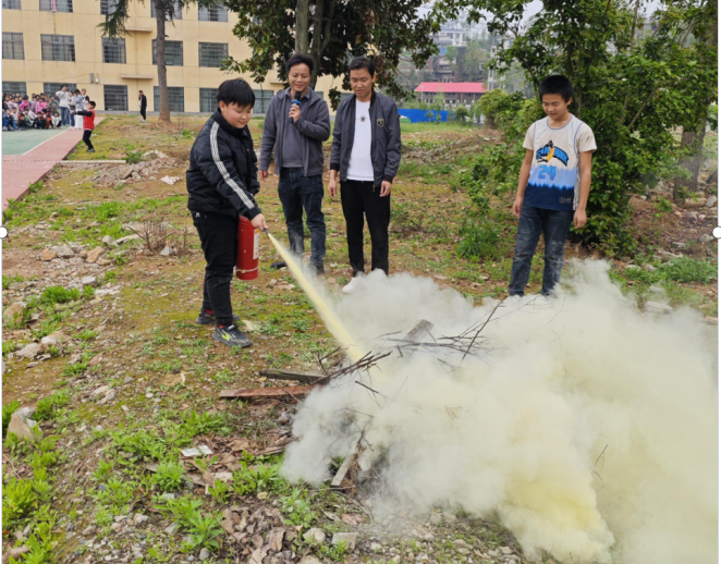 蔡桥乡中心完全小学开展防火应急疏散演练