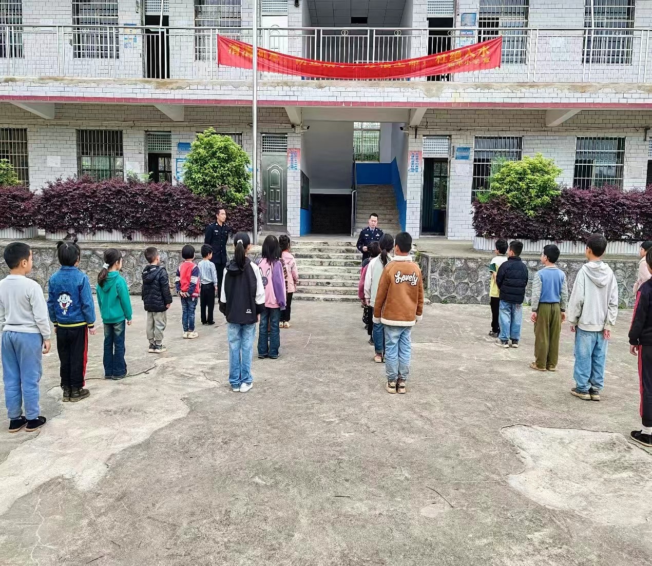 法治进校园，培苗护成长