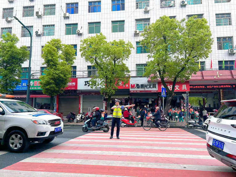 新宁县交警大队杨兆洪：用责任与担当，筑牢学生安全屏障