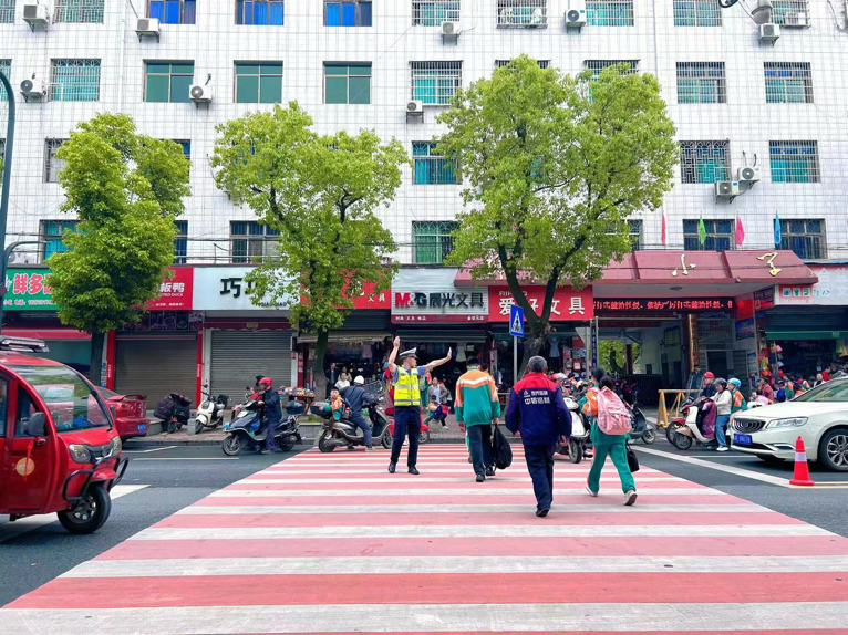 新宁县交警大队杨兆洪：用责任与担当，筑牢学生安全屏障