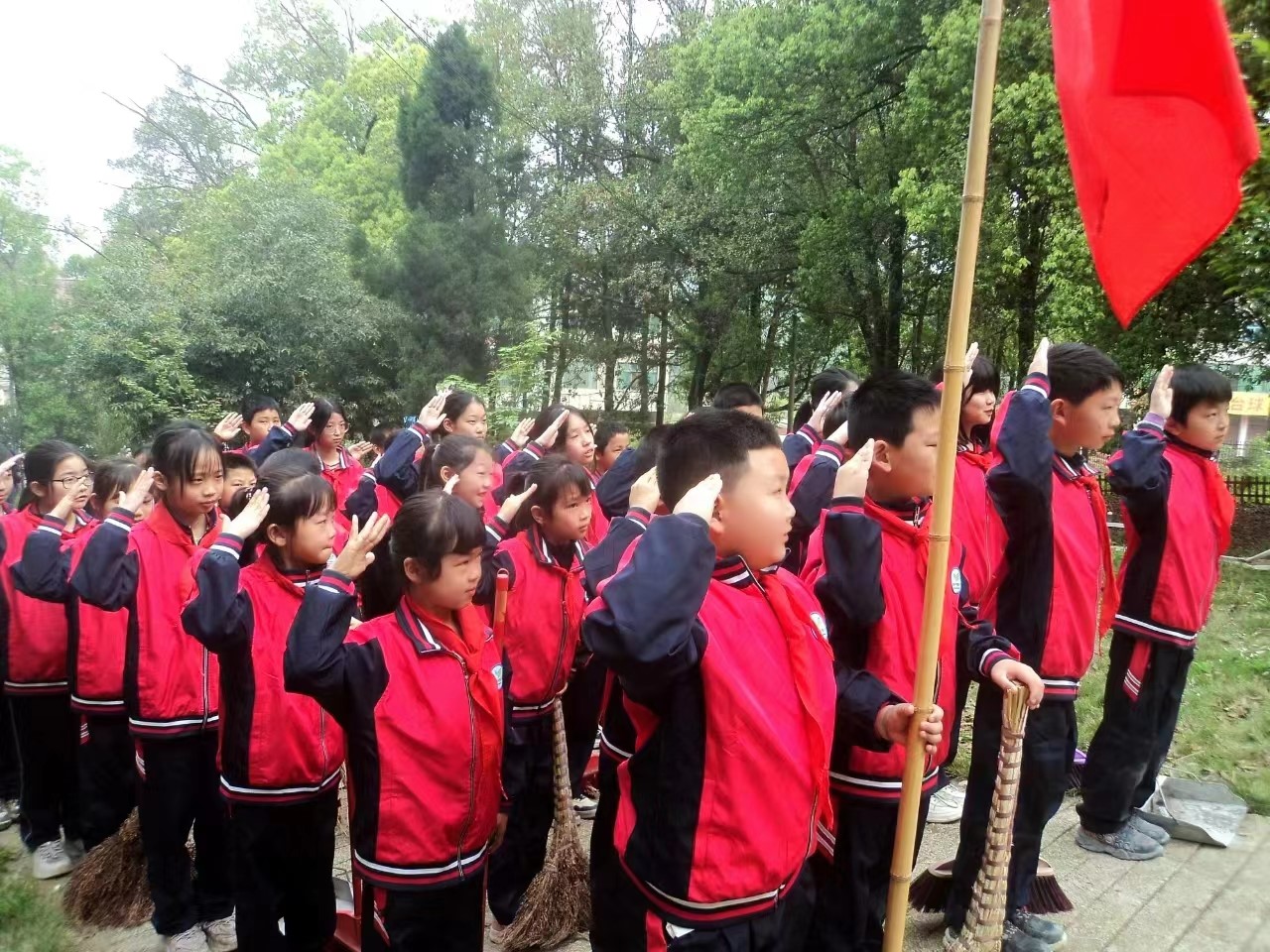 “追寻革命烈士，鼓舞斗志前行”扫墓活动