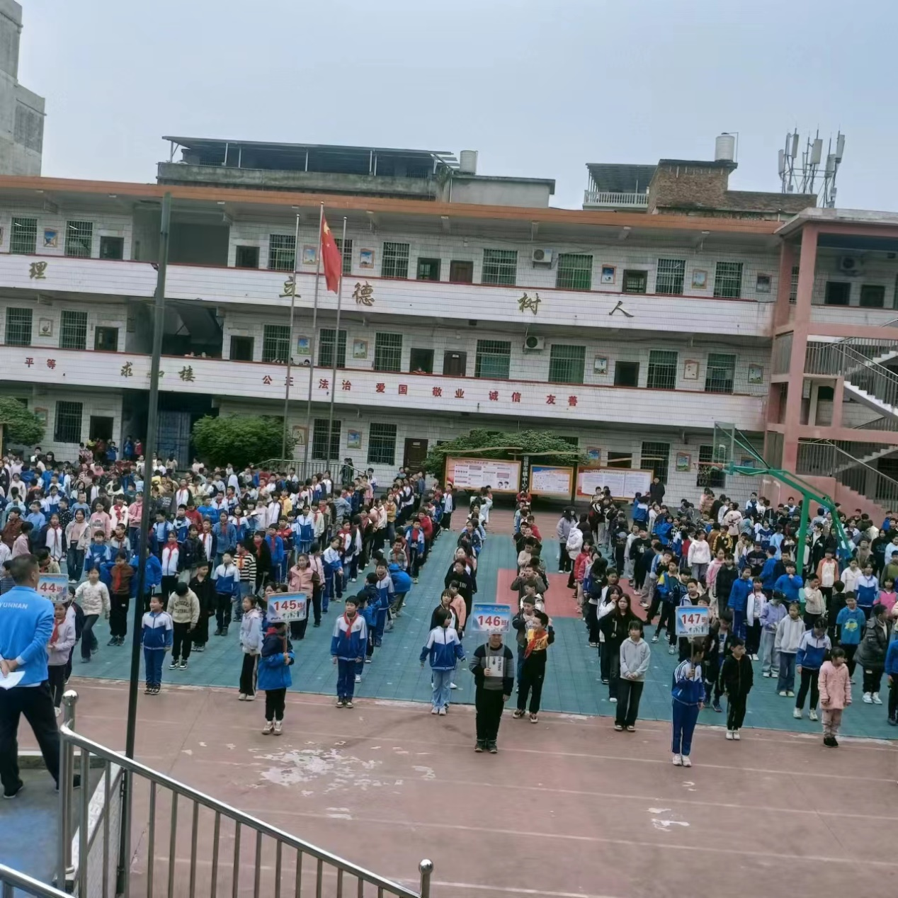 督学下校促发展