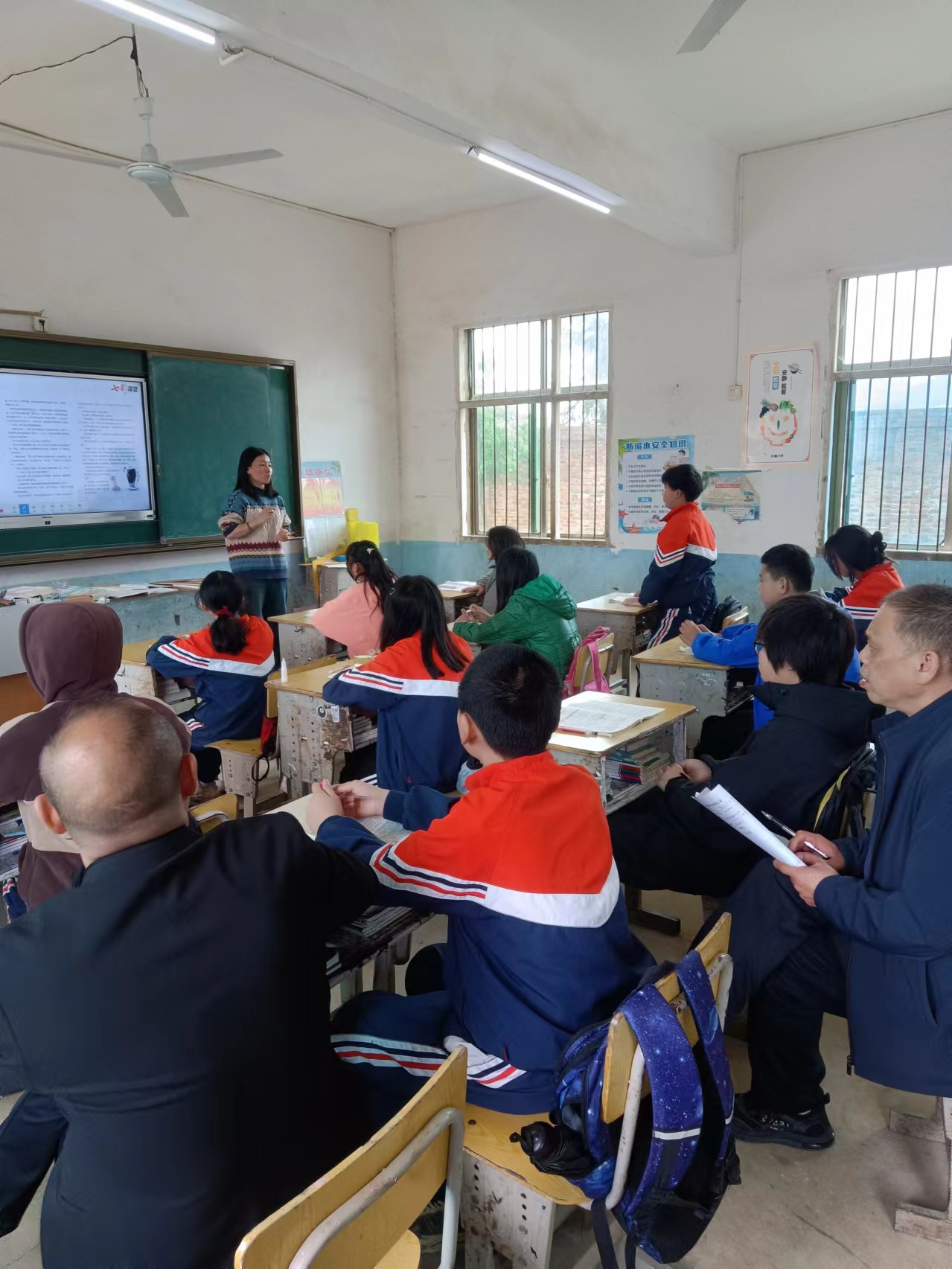 推门听课抓常规  教学提质进行时