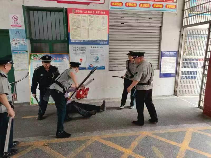 防恐防暴常演练  维护校园安全