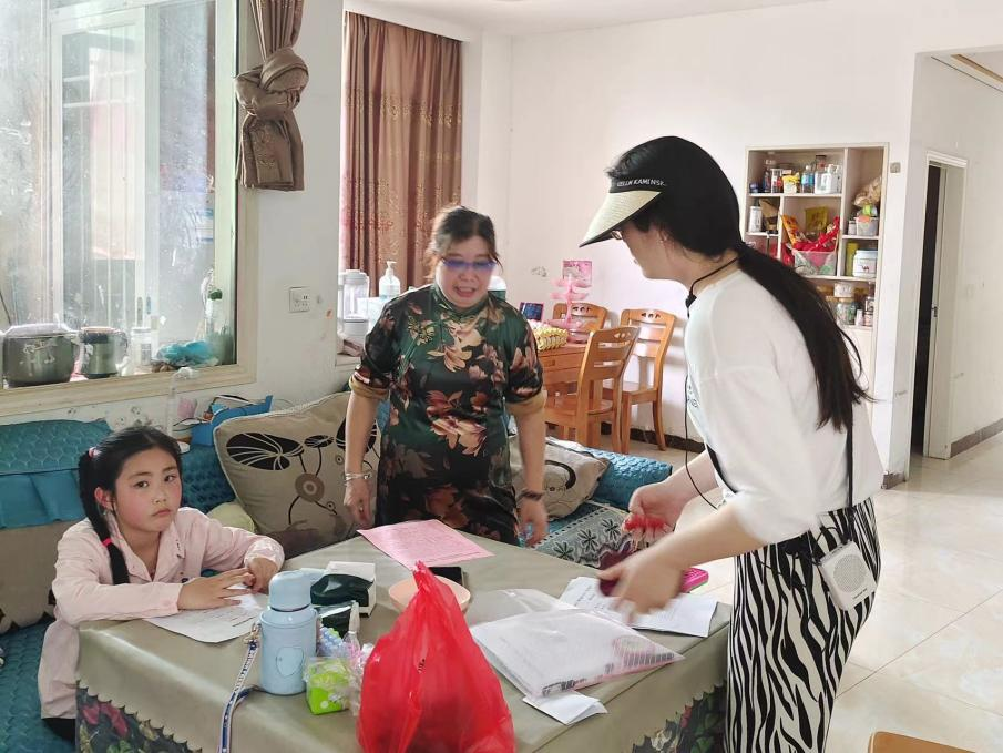 小溪市镇中心完小开展“防溺水、防性侵教育”家访