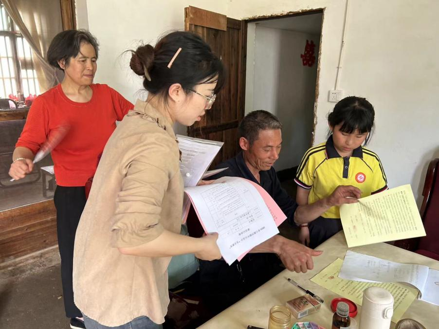 小溪市镇中心完小开展“防溺水、防性侵教育”家访