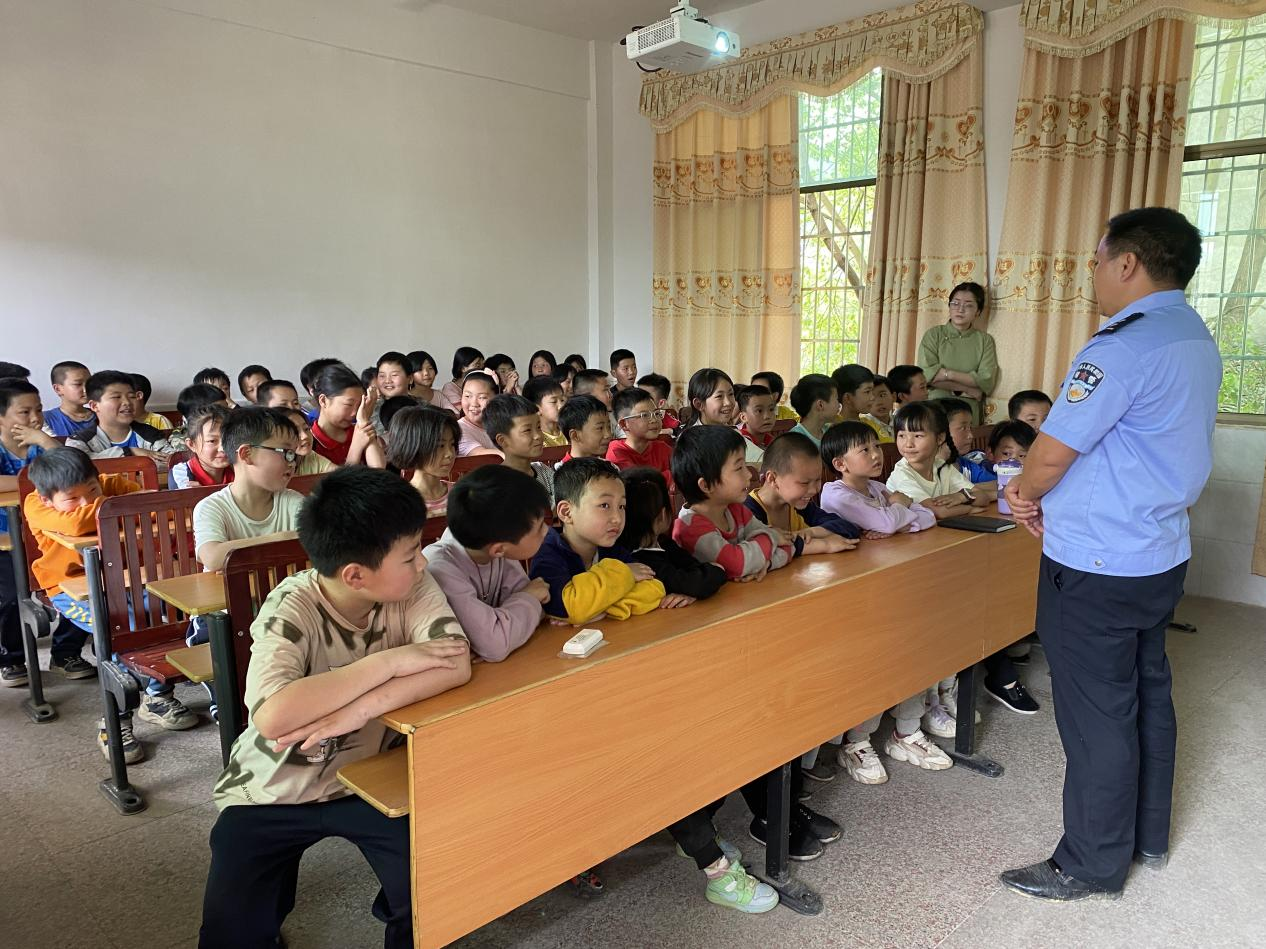 杨田小学“利剑护蕾，法治知识进校园”专题教育