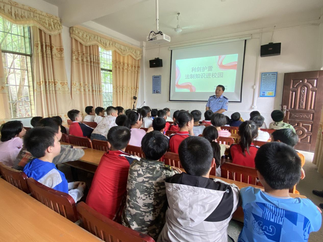 杨田小学“利剑护蕾，法治知识进校园”专题教育