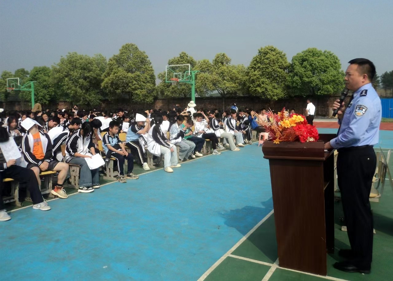 下花桥镇中学国家安全教育日“大课堂”