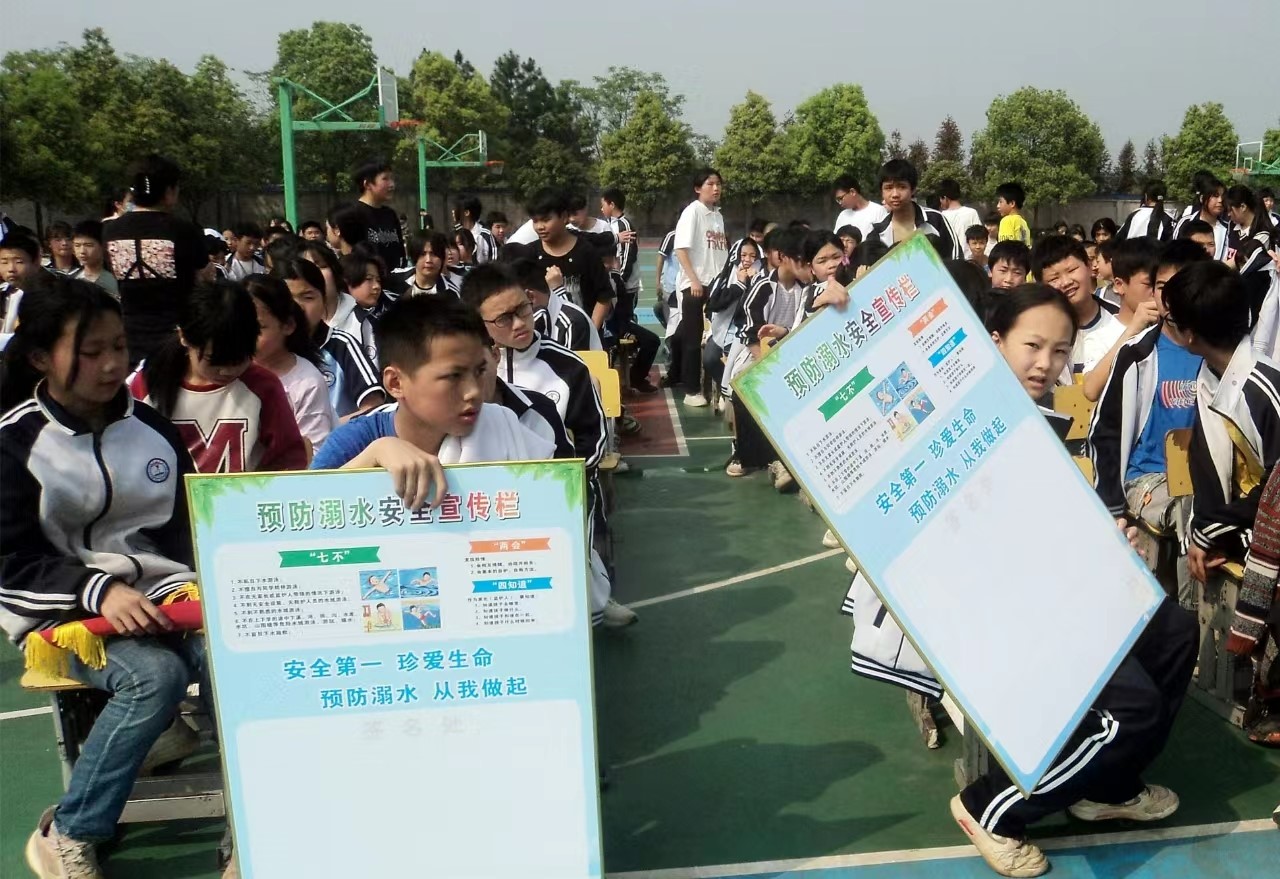 下花桥镇中学防溺水作为重千钧安全工作来抓